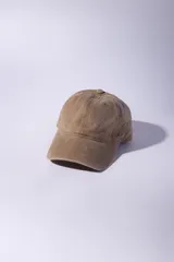 Gorra marrón de gabardina con efecto lavado y visera curva, de estilo clásico.