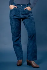 Pantalón de corte recto confeccionado en cuero ovino italiano con acabado de gamuza. Presenta cierre frontal con botón metálico, bolsillos laterales y diseño de tiro medio.
