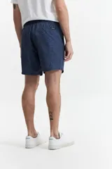 Short de baño celeste y azul con cintura elástica ajustable con cordón, dos bolsillos laterales y uno trasero. Confeccionado en tela ligera de secado rápido y logo bordado.