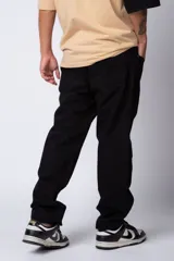 Pantalón color beige de gabardina, corte recto y estilo casual.