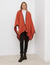 Ruana de tejido suave color azul oscuro, con vivos de ecocuero negro en los bordes.