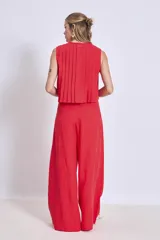 Pantalón ancho de tiro alto, color azul marino, con cordón ajustable en la cintura.