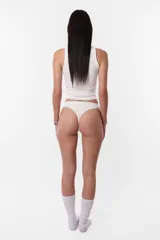Tanga cavada de tiro alto con elástico para mejor ajuste. Cintura ancha con elástico interno.