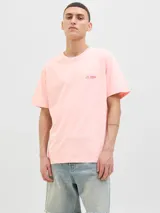 Remera rosa de algodón con cuello redondo y manga corta. Estampado en la espalda con el texto "PROVINCIA DE ALMERÍA", "La Isleta DEL MORO", una imagen de un paisaje y el logo de Jack & Jones.
