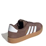 Championes urbanos Adidas modelo Court VL 3.0, color marrón con las icónicas tres tiras laterales en blanco y suela de goma color caramelo. Presentan un diseño de corte bajo con capellada de gamuza y cierre de cordones.