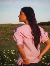 Blusa blanca de lino, de manga corta, con cuello marinero amplio decorado con estampado azul.