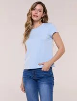 Remera celeste de manga corta, con cuello redondo y detalle calado en el rib del escote, de corte recto y ajuste cómodo.