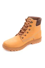Bota de cuero color tostado con cordones, suela track y detalle de cuello acolchado marrón.