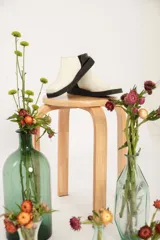 Zuecos color blanco con punta cuadrada y suela negra.