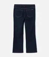 Pantalón de jean corte recto, color azul oscuro, con cintura fija, trabillas para cinturón, bolsillos funcionales y cierre frontal con botón y cremallera.