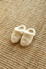 Pantuflas cerradas color blanco, forradas en corderito.