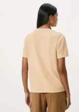 Camiseta de manga corta con cuello en V, color gris azulado, con efecto ligeramente desgastado.