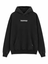 Canguro con capucha de color negro con efecto lavado, diseño de corte holgado, bolsillo tipo canguro frontal y estampado con la palabra Japanese en el pecho.