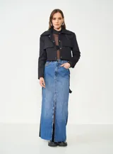 Falda larga de jean con abertura frontal y panel lateral negro.