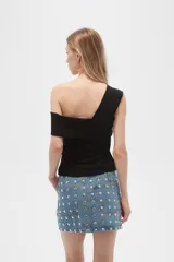 Top blanco de poliéster, al cuerpo, con bretel ancho y cuello asimétrico.