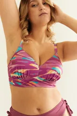 Soutien de baño con copa, sin aro, con estampado abstracto en tonos violeta, naranja, celeste y blanco. Tiene escote alto, breteles finos regulables y base para mayor contención.