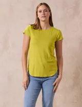 Remera verde de modal, marca Cupio, con cuello a la base, manga corta y terminación de ruedo redondeado.