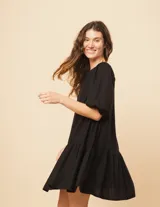 Vestido corto negro de lino con escote bote y mangas abullonadas.