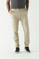 Pantalón chino color beige, corte slim, con bolsillos laterales y traseros.