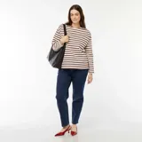 Camiseta de manga larga a rayas horizontales color crema y bordó, de corte amplio y cuello redondo.