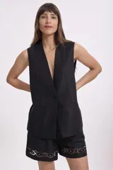 Chaleco negro con cuello en V y cierre de un botón.