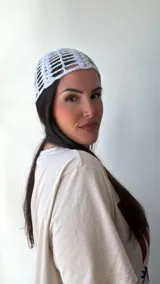 Gorro blanco tejido al crochet con diseño de red.
