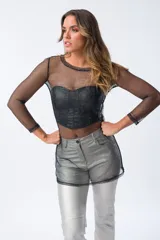 Vestido negro de algodón con mangas largas y corte ajustado.