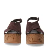 Sandalias de plataforma alta tipo cuña con acabado de corcho. Presentan tiras cruzadas en el empeine confeccionadas en gamuza color beige y una pulsera ajustable con hebilla metálica en el tobillo.