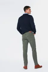 Pantalón de vestir azul marino, de corte recto, con bolsillos laterales y traseros. Se ajusta a la cintura con cinturón de cuero marrón.