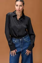 Body tipo camisa de seda con cuello clásico, cierre frontal de botones y mangas largas con puños abotonados. Diseño entallado que garantiza un ajuste perfecto.