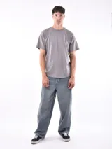 Remera de corte regular, color beige, con cuello redondo y mangas cortas.