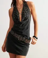 Vestido corto negro con escote drapeado tipo halter, decorado con tachas doradas.