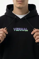 Hoodie negro de corte relajado con capucha y bolsillo canguro frontal. Presenta una estampa artística de alto impacto en la espalda con motivos digitales y gráficos de estilo retro-futurista en tonos violeta, verde y blanco.