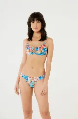 Conjunto de bikini estampado con diseño de escamas en tonos azules, naranjas y amarillos. El corpiño es de corte triangular con breteles finos y detalle de abertura en forma de V en el centro. La bombacha es de corte clásico.