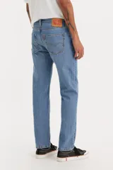 Pantalón de jean celeste de corte slim fit, tiro medio y cinco bolsillos.