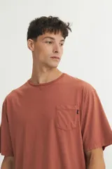 Remera color ladrillo con bolsillo en el pecho y corte clásico.