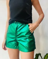Short de cuero sintético color verde esmeralda, con bolsillos delanteros y traseros.