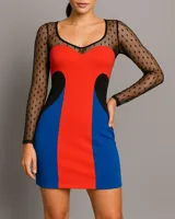 Minivestido de corte ajustado con paneles de color rojo, azul y negro. Tiene mangas largas de tul negro con lunares y escote corazón.