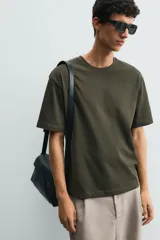 Remera de corte relaxed fit confeccionada en tejido de algodón con textura irregular, cuello redondo y manga corta.
