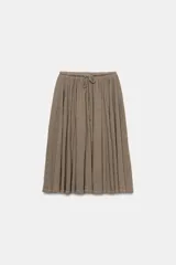 Falda midi de corte acampanado, confeccionada en tejido de algodón con textura flamé. Presenta cintura elástica con cordón ajustable y diseño fluido con godets.