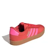 Championes Adidas VL Court 3.0 color rojo con detalles rosados y suela color caramelo.