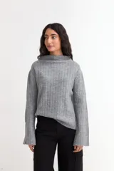 Sweater de tejido de punto acanalado en color gris, con cuello alto y mangas largas con diseño oxford acampanado.