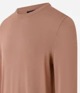 Suéter masculino de cuello redondo y manga larga, confeccionado en tejido de punto liso. Presenta un diseño básico y versátil, ideal para uso diario.