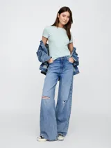 Remera de tejido rib, corte ajustado al cuerpo, con cuello redondo y mangas cortas.