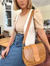 Remera color beige de mangas cortas abullonadas y cuello redondo.