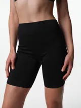 Short modelante de tiro alto confeccionado en microfibra, con diseño de ajuste cómodo y borde antideslizante. Cuenta con fundillo de algodón para mayor frescura.