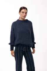 Sweater de tejido de punto con silueta relajada, cuello redondo y mangas tres cuartos con volumen abuchado.