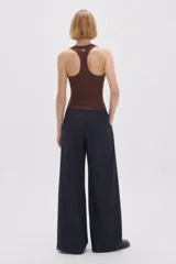 Musculosa deportiva color negro, con cuello cuadrado y breteles anchos, confeccionada en poliamida con ajuste al cuerpo.