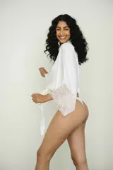 Bombacha less de satén color champagne con volados en los bordes.