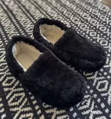 Pantuflas cerradas de cuero lanar color negro con interior de lana natural.